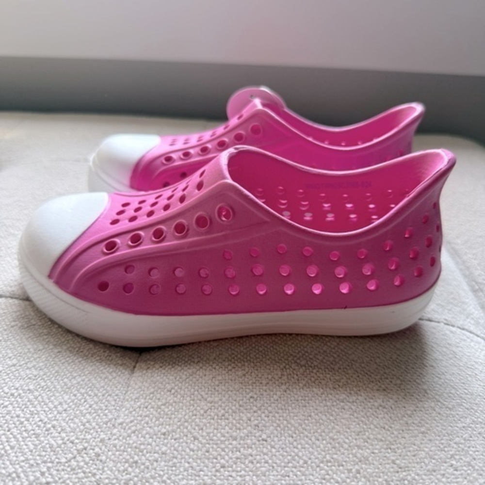 Wonder Nation youth size 9-10 lightweight water shoes